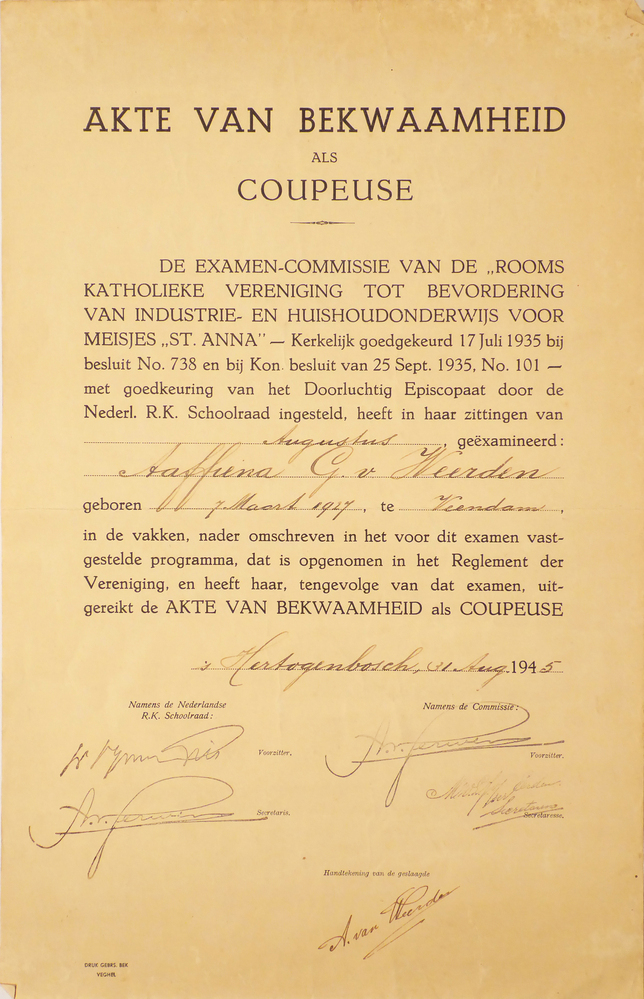 rechthoekig stuk papier met zwarte belettering Akte van Bekwaamheid als Coupeuse de examen-commissie van de rooms-katholieke vereniging tot bevordering van industrie en huishoudonderwijs voor meisjes St Anna kerkelijk goedgekeurd 17 juli 1935 bij besluit No. 738 en bij Kon. besluit van 25 sept 1935 No. 101 met goedkeuring van het Doorluchtig Episcopaat door de Nederl. R.K.Schoolraad ingesteld, heeft in haar zittingen van Augustus geexamineerd AAffiena G v Weerden, geboren 7 maart 1927 te Veendam in de vakken, nader omschreven in het voor dit examen vastgesteld programma, dat is opgenomen in het Reglement der Vereniging, en heeft haar, tengevolge van dat examen, uitgereikt de Akte Van Bekwaamheid als Coupeuse 's Hertogenbosch 31 Aug. 1945